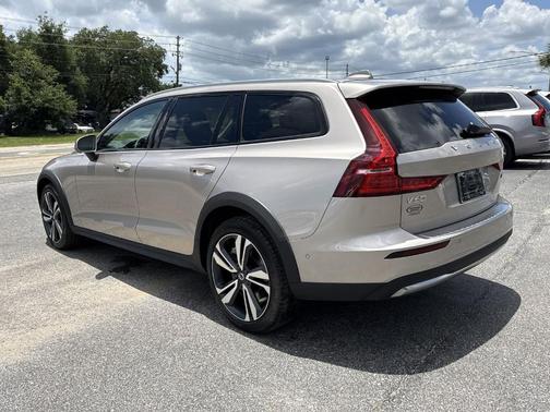 Bright 2026 Volvo V60 Cross Country B5 Plus