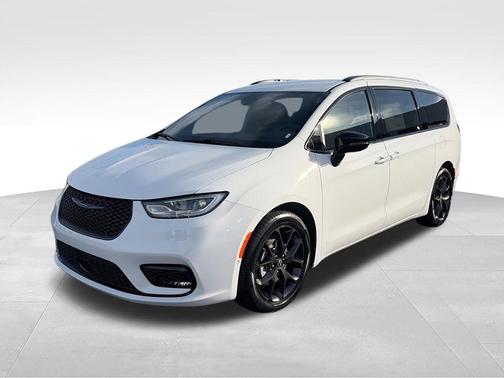 Bright White Clearcoat 2026 Chrysler Pacifica Select