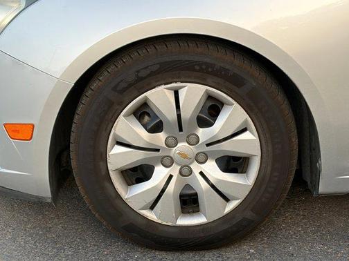 Silver Ice Metallic 2013 Chevrolet Cruze LS