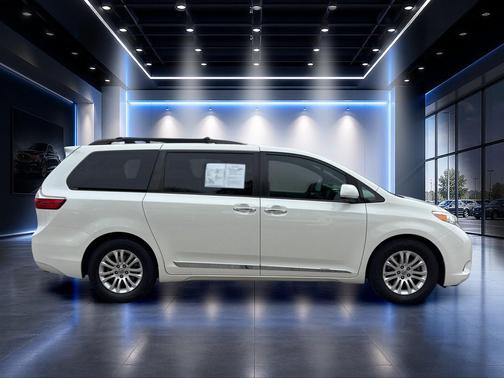 Blizzard Pearl 2017 Toyota Sienna XLE