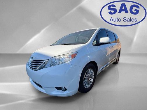 Blizzard Pearl 2017 Toyota Sienna XLE