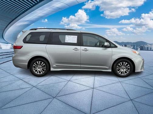 2020 Toyota Sienna XLE Auto Access Seat