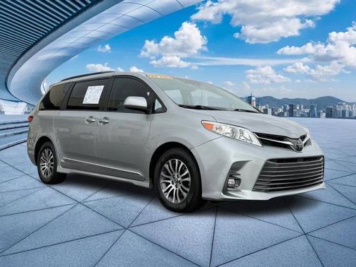 2020 Toyota Sienna XLE Auto Access Seat