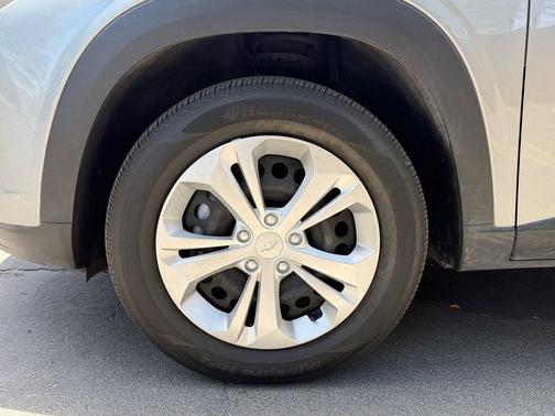 Sterling Gray Metallic 2025 Chevrolet Trax LS