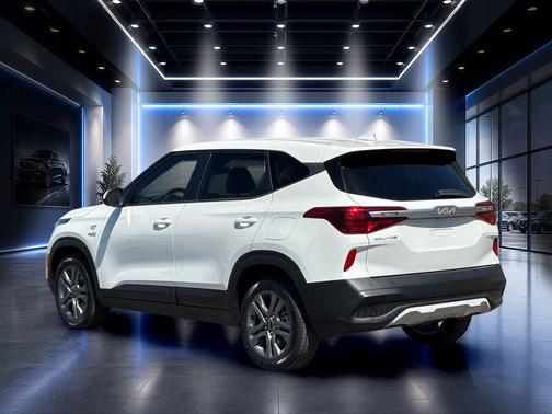 Snow White Pearl 2023 Kia Seltos LX