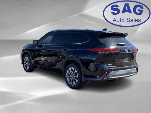 Midnight Black Metallic 2021 Toyota Highlander XLE