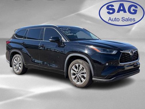 Midnight Black Metallic 2021 Toyota Highlander XLE