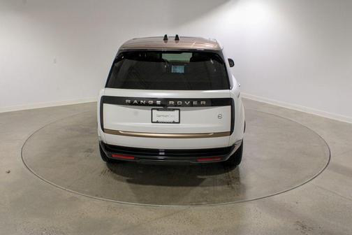 2024 Land Rover Range Rover P615 SV