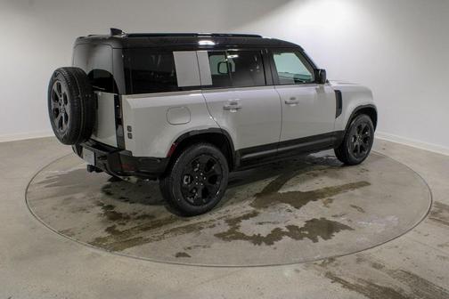 2026 Land Rover Defender 110 X-Dynamic SE