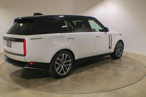 Ostuni Pearl White 2026 Land Rover Range Rover P400 SE 7 Seat