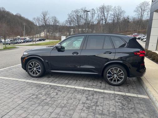2025 BMW X5 M60i