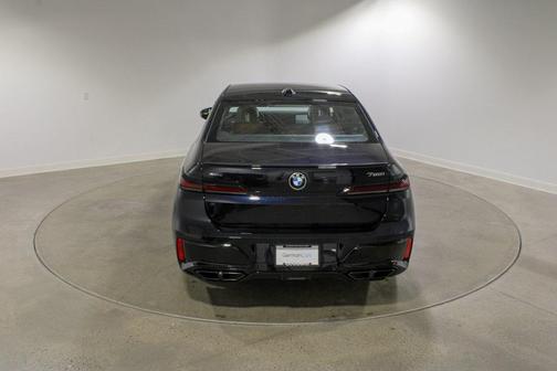 2025 BMW 760 760i xDrive