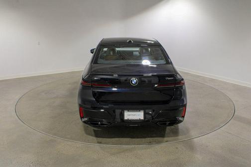 2025 BMW 760 760i xDrive