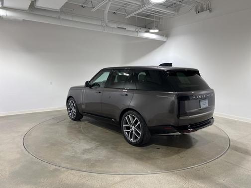 2025 Land Rover Range Rover P530 SE