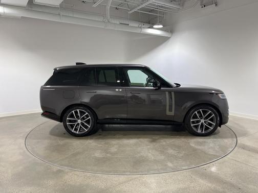 2025 Land Rover Range Rover P530 SE
