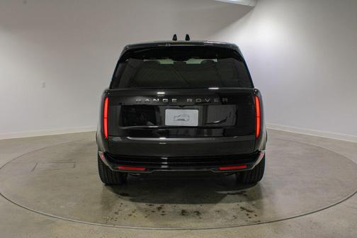 2026 Land Rover Range Rover P550e SE