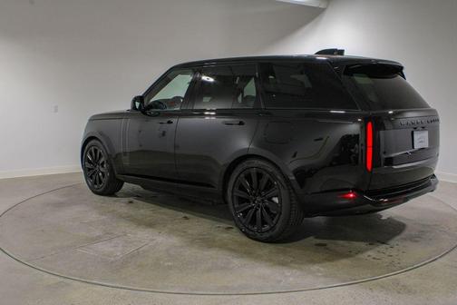 2026 Land Rover Range Rover P550e SE