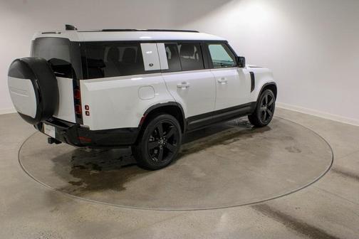 2024 Land Rover Defender P400 X-Dynamic SE