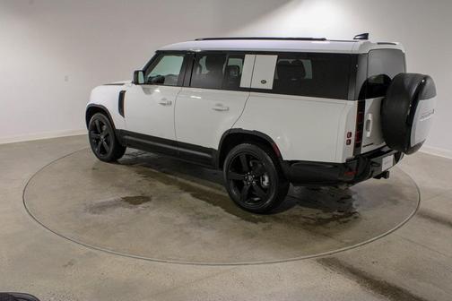 2024 Land Rover Defender P400 X-Dynamic SE