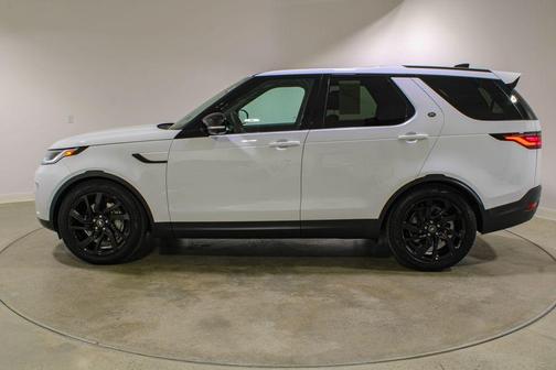 Fuji White 2025 Land Rover Discovery P300 S