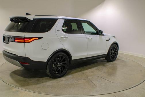 Fuji White 2025 Land Rover Discovery P300 S