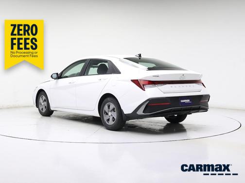 White 2024 Hyundai ELANTRA SE