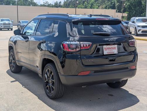 Diamond Black Crystal Pearlcoat 2026 Jeep Compass Latitude