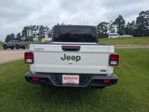 Bright White Clearcoat 2023 Jeep Gladiator Overland