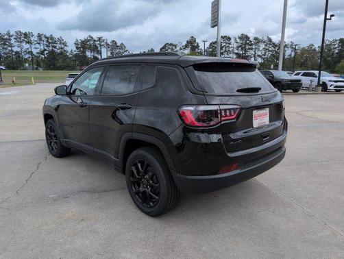 Diamond Black Crystal Pearlcoat 2026 Jeep Compass Latitude