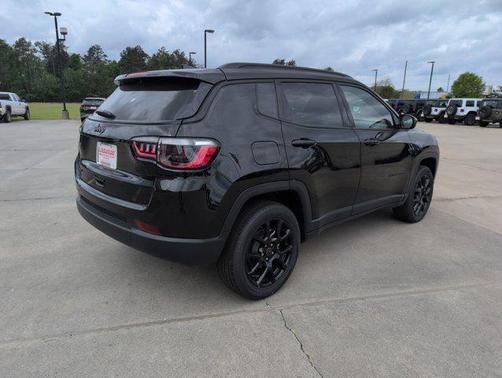Diamond Black Crystal Pearlcoat 2026 Jeep Compass Latitude