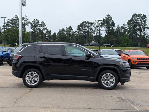 Diamond Black Crystal Pearlcoat 2025 Jeep Compass Sport