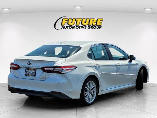 2020 Toyota Camry Hybrid XLE