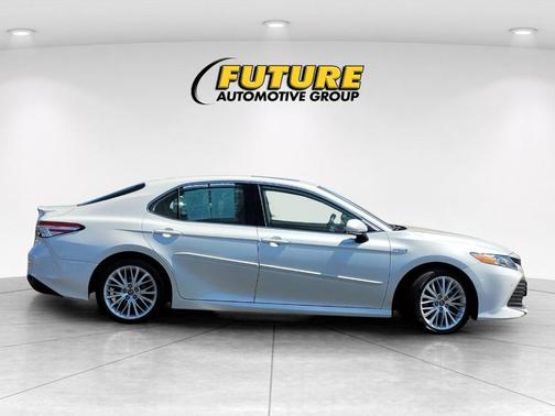 2020 Toyota Camry Hybrid XLE