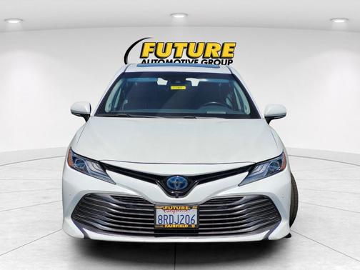 2020 Toyota Camry Hybrid XLE