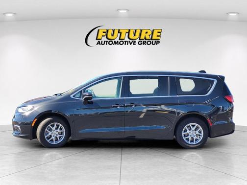 Brilliant Black Crystal Pearlcoat 2023 Chrysler Pacifica Touring-L