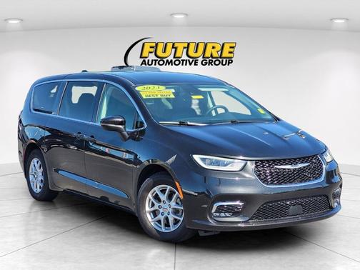Brilliant Black Crystal Pearlcoat 2023 Chrysler Pacifica Touring-L
