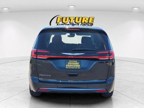 Brilliant Black Crystal Pearlcoat 2023 Chrysler Pacifica Touring-L
