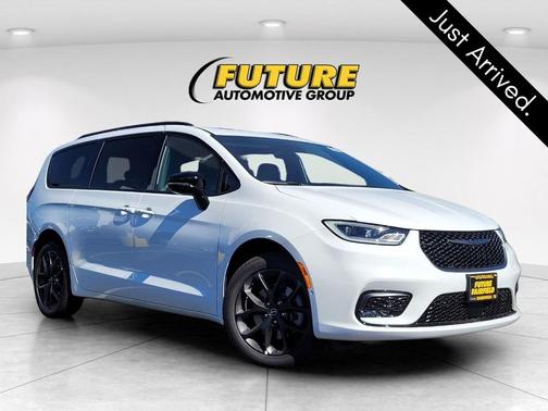 Bright White Clearcoat 2026 Chrysler Pacifica Limited