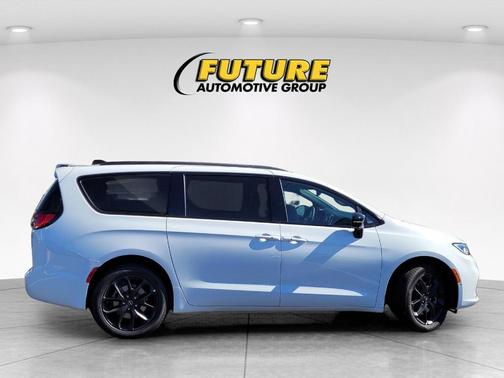 Bright White Clearcoat 2026 Chrysler Pacifica Limited