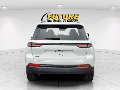 Bright White Clearcoat 2024 Jeep Grand Cherokee Laredo