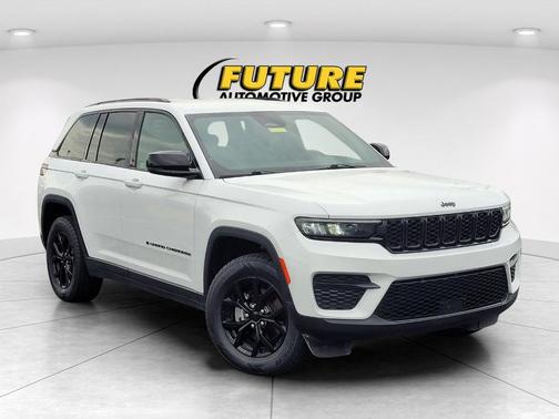 Bright White Clearcoat 2024 Jeep Grand Cherokee Laredo