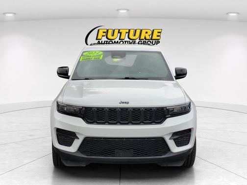 Bright White Clearcoat 2024 Jeep Grand Cherokee Laredo