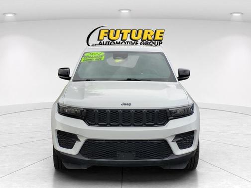 Bright White Clearcoat 2024 Jeep Grand Cherokee Laredo