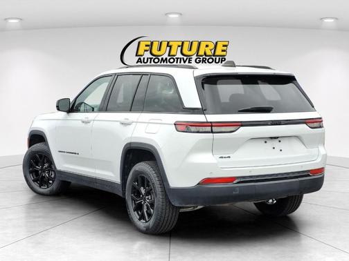 Bright White Clearcoat 2024 Jeep Grand Cherokee Laredo