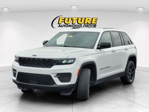 Bright White Clearcoat 2024 Jeep Grand Cherokee Laredo