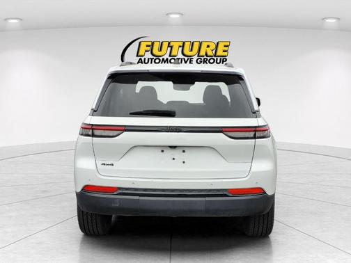 Bright White Clearcoat 2024 Jeep Grand Cherokee Laredo
