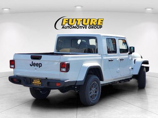 Bright White Clearcoat 2026 Jeep Gladiator Sport