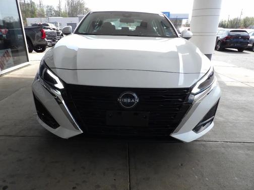 Pearl White Tricoat 2023 Nissan Altima 2.5 SV