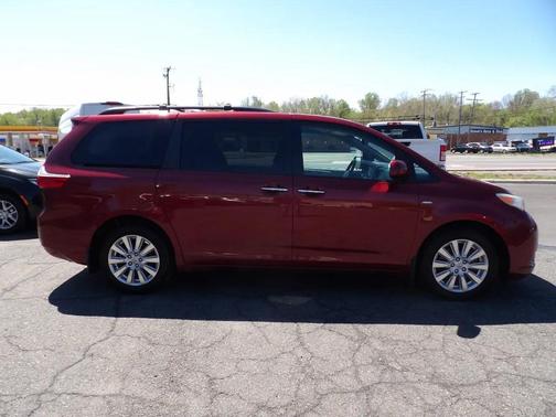 Salsa Red Pearl 2017 Toyota Sienna XLE