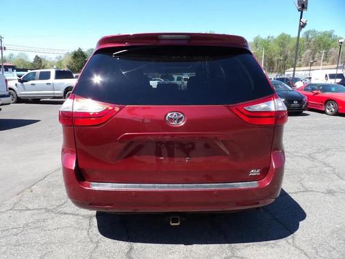 Salsa Red Pearl 2017 Toyota Sienna XLE